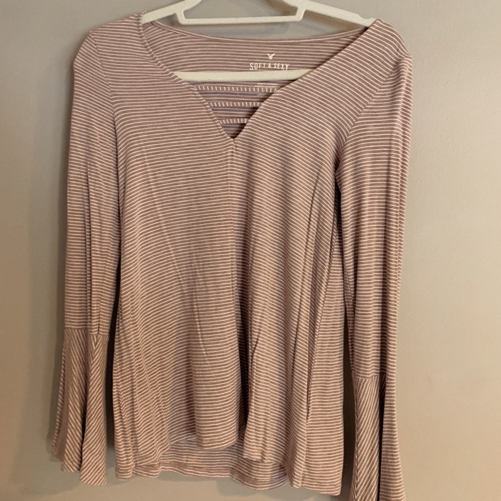 American Eagle flowy v neck!
